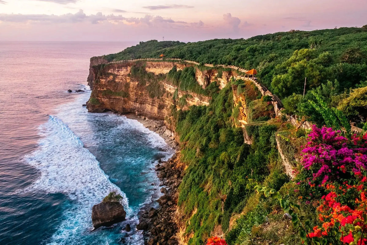 Uluwatu klipper dramatisk utsikt solnedgang Bali