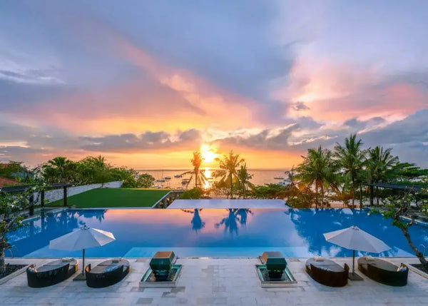 Luksus hotell uendelighetsbasseng solnedgang havutsikt Bali