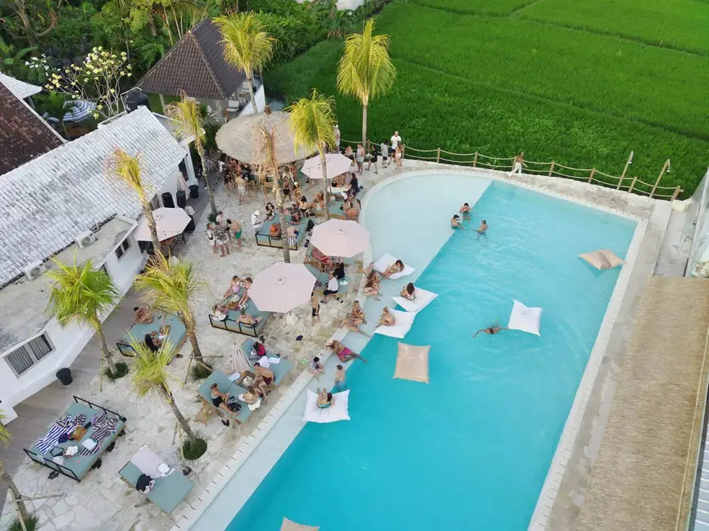 Bassengområdet med store solsenger